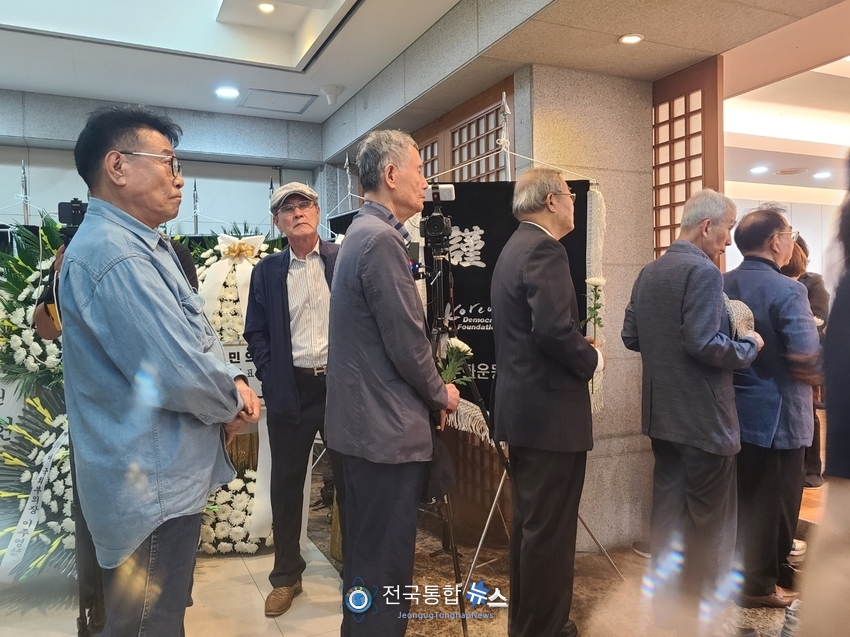 조의를 위해 줄이 끊이지 않았고 긴줄을 마다않고 기다리고 있는 시민들 / 김경옥 기자