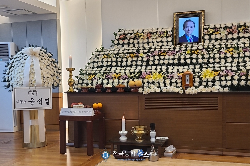 윤석열 대통령의 조화가 장기표 위원장의 빈소를 지키고 있다. / 김경옥 기자