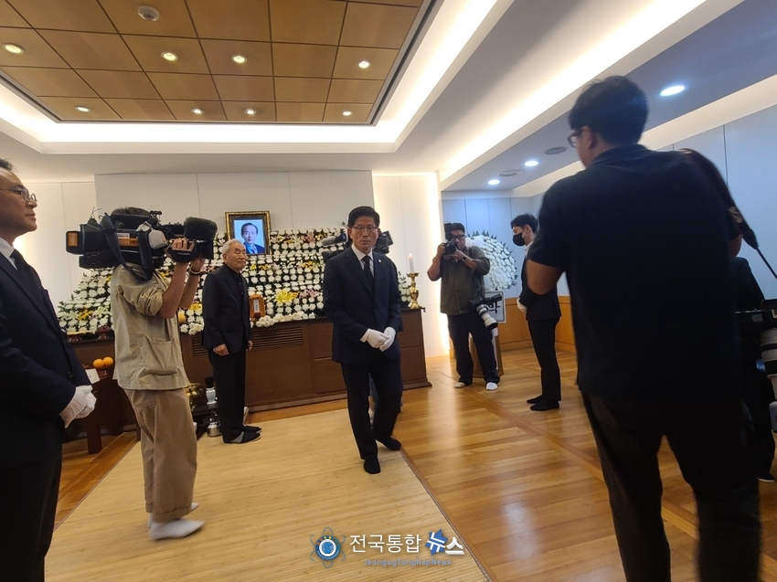 김문수 고용노동부 장관이 조의를 마치고 나오고 있다 / 김경옥 기자