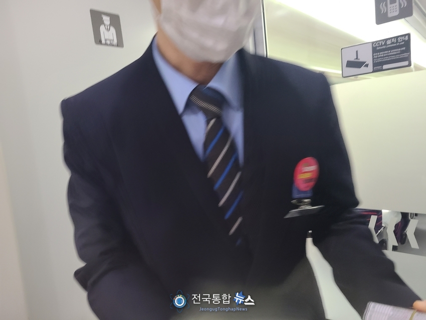 감사하다는 승객의 인사에 작은 일이라며 손사래를 치고 있는 오준호 슴무원 / 김경옥 기자