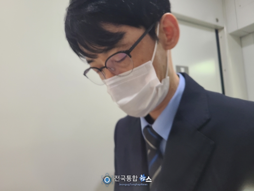 ITX새마을열차 오준영 슴무원이 충전기를 승객에게 전해 주고 있다. / 김경옥 기자