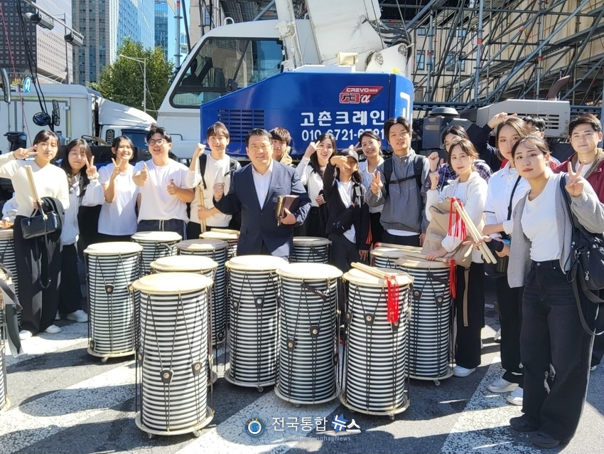 개미청년단이 화이팅을 하며 환하게 웃고 있다 / 대국본 홍보실 사진제공