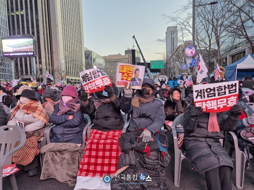 햇볕이 들어가고 어두움이 내리는 광화문 기온이 내려가 몹시 추운데도 자리를 뜨지않고 연설을 듣고 있는 애국시민들 / 김경옥 기자