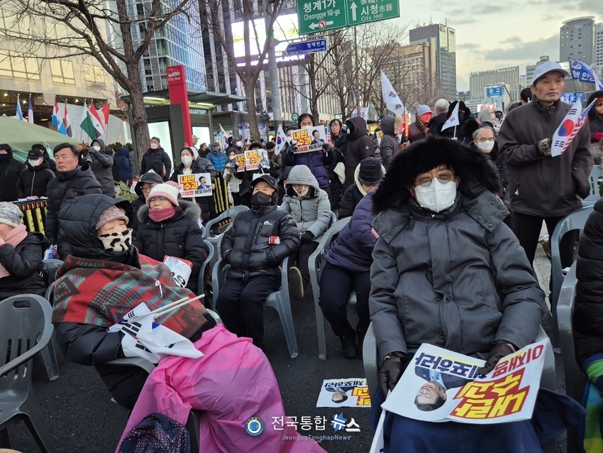 추위와 불편한 자세에 힘들어 지치지만 끝까지 자리를 떠나지않고 있는 애국시민들 / 김경옥 기자