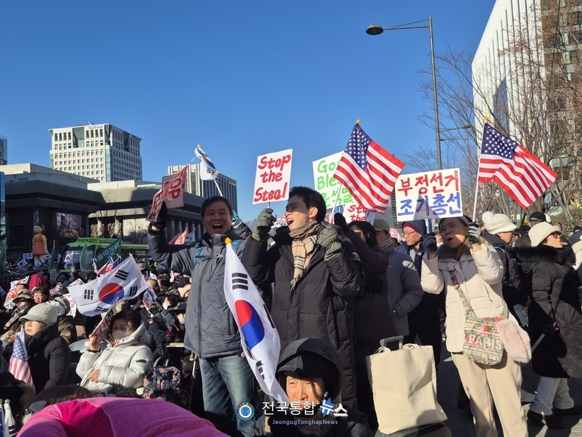 STOP THE STEAL의 피켓이 곳곳에서 보인다. /김경옥 기자
