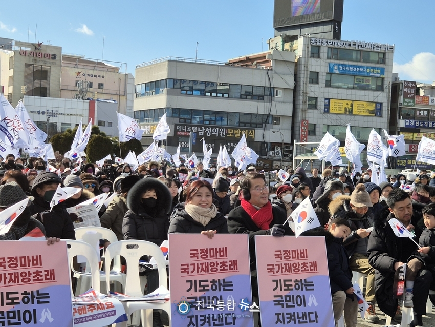 대전광역시 법률특별보좌관 김소연 변호사와 국민의힘 박경호 대덕구의원이 시민들과 함께 마음을 다해 정국을 이겨내자며 자리를 지키며 응원하고 있다./ 김경옥 기자
