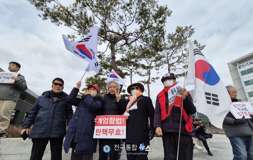 2030 대학생들의 윤석열 대통령 탄핵반대 시국선언에 탄핵찬성하는 대진연의 폭행사건으로 화력 지원나왔다는 애국시민들 / 김경옥 기자