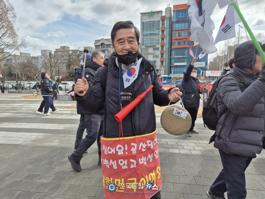 전국을 다닌다는 옥천에서온 박철주 애국시민 / 김경옥 기자