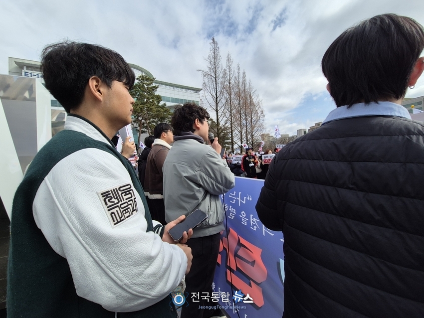 시국선언을 하고있는 2030 충남대 학생들 / 김경옥 기자