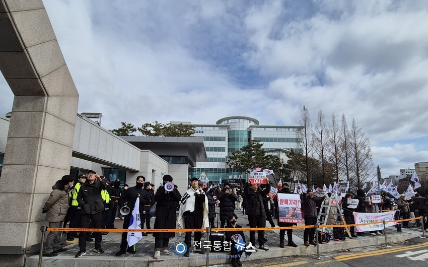 윤석열 파면을 외치고 있는 대진연 맞은편으로 탄핵반대의 시국선언하는 2030대학생들이 맞대응 하고 있다 /김경옥 기자