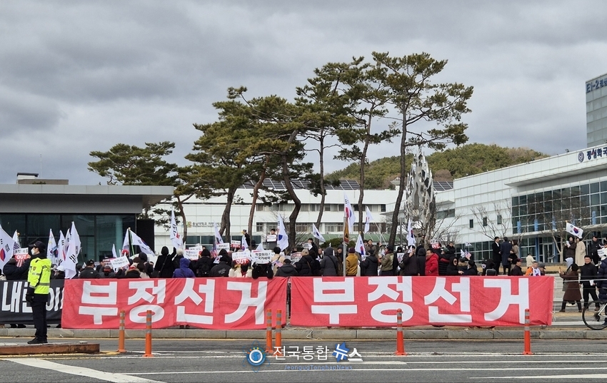 부정선거의 현수막안의 시국선언하고 있는 2030 대학생들 / 김경옥 기자