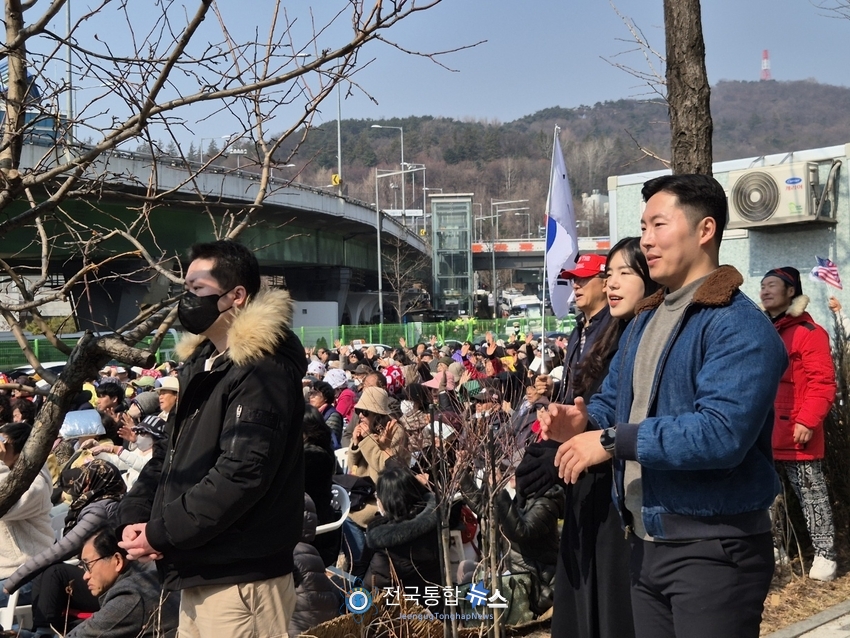 예배 본 무대 근처 곳곳은 예배 처로 손색이 없다 섯느 자리가 예배의 처소가 된다 / 김경옥 기자