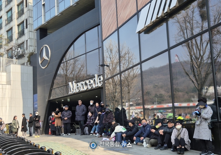 독일 수입차인 벤츠 영업소 앞에서도 전광훈목사의 설교에 푹빠져있다. / 김경옥 기자