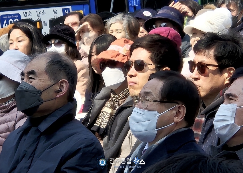 구주와 고문변호사가 예배중 앞자리에 않아 심각하게 듣고 있다 / 김경옥 기자