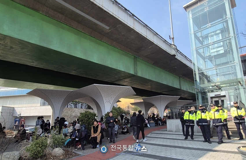 본 무대 반대편에서도 예배를 드리는 성도들의 모습이 보인다. / 김경옥 기자