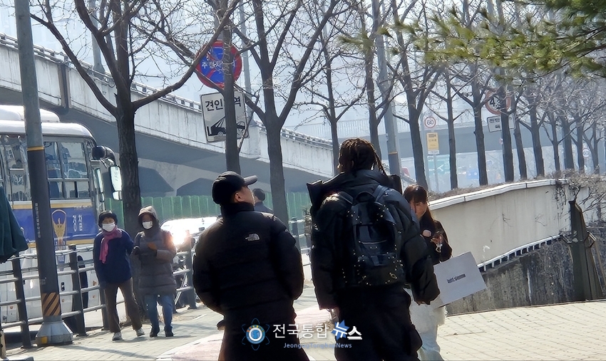 중국학생이 지나가며 예배를 향해 환호를 부르며 지나가고 있다 / 김경옥 기자