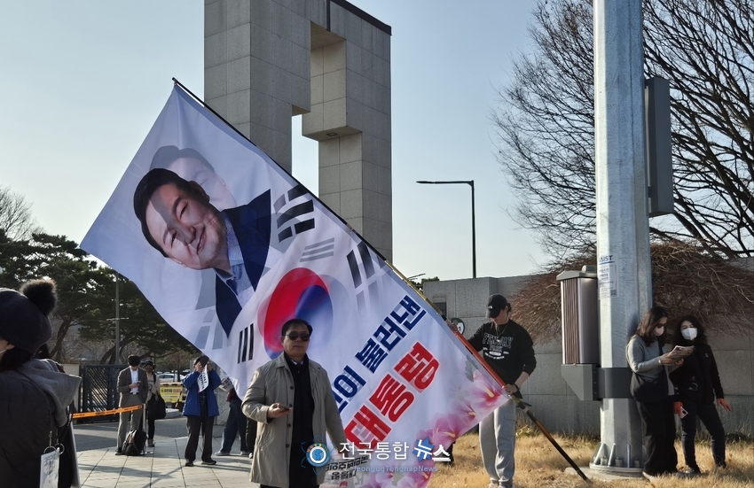 '국민이 불러낸 대통령'이란 대형 피켓을 준비하고 있는 카이스트 학생 / 김경옥 기자