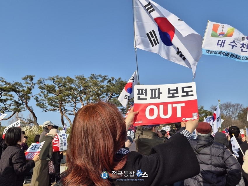 편파,왜곡 보도에 속지말자는 시민들과 학생들이 피켓을 들고 비상시국선언에 열열히 호응하고 있다 / 김경옥 기자