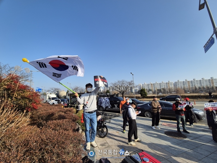 카이스트 학생이 부정선거의 피켓을 들고 연설하는 동료학우들의 연설에 지지하고 있다 / 김경옥 기자