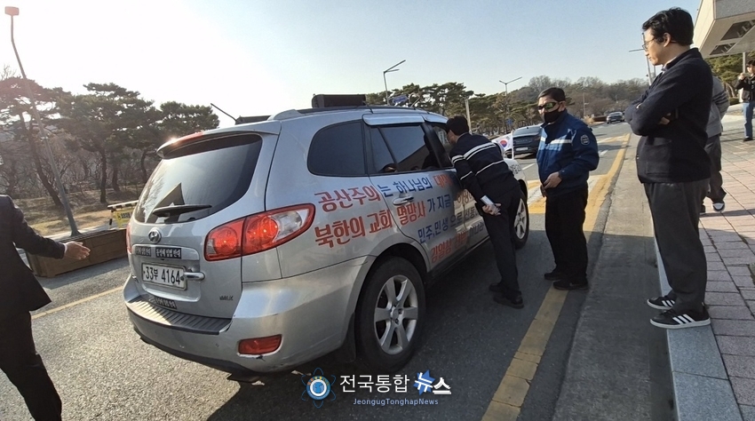 무슨 이유에서인지 주차장 진입을 하려는 차량을 저지하고 있다 / 김경옥 기자