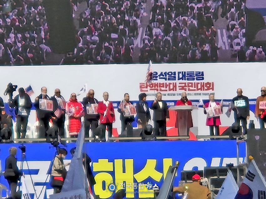 "윤석열 대통령 각하하라"를 외치며 삭발에 동참한 16명의 목사들이 시민들에게 인사를 하고 있다 / 김경옥 기자