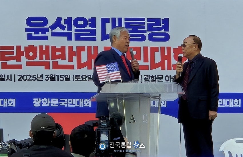 정치적 연줄이던 장성택이 처형된 후 탈북한 김국성씨가 전광훈 국민혁명의장과 북한에서 남파시킨 간첩들에 대해 사실 여부를 듣고 있다 / 김경옥 기자