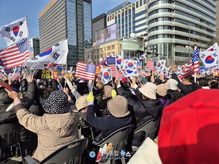 전광훈 국민혁명의장이 연설에 환호하고 있는 시민들 / 김경옥 기자