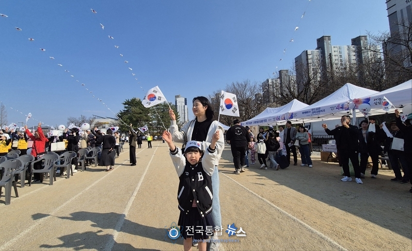태극기를 높이 들고 만세를 외치고 있는 계룡시의 모녀 / 김경옥 기자