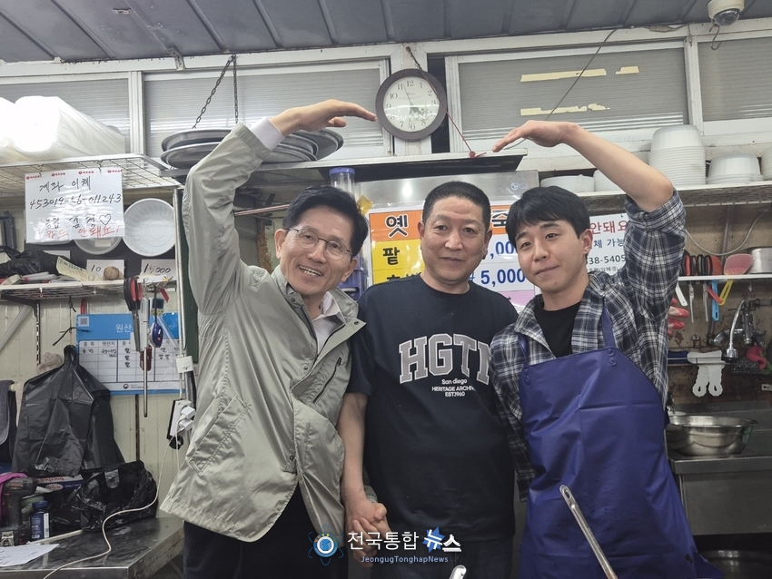 대전중앙시장의 분위기는 이제 많은 변화 가운데 있다. 대를 이어 가업을 이어가고 있는 젊은 청년 그리고 1대 상인과 김문수후보가 사랑의 하트를 하며 인사를 하고 있다. / 김경옥 기자