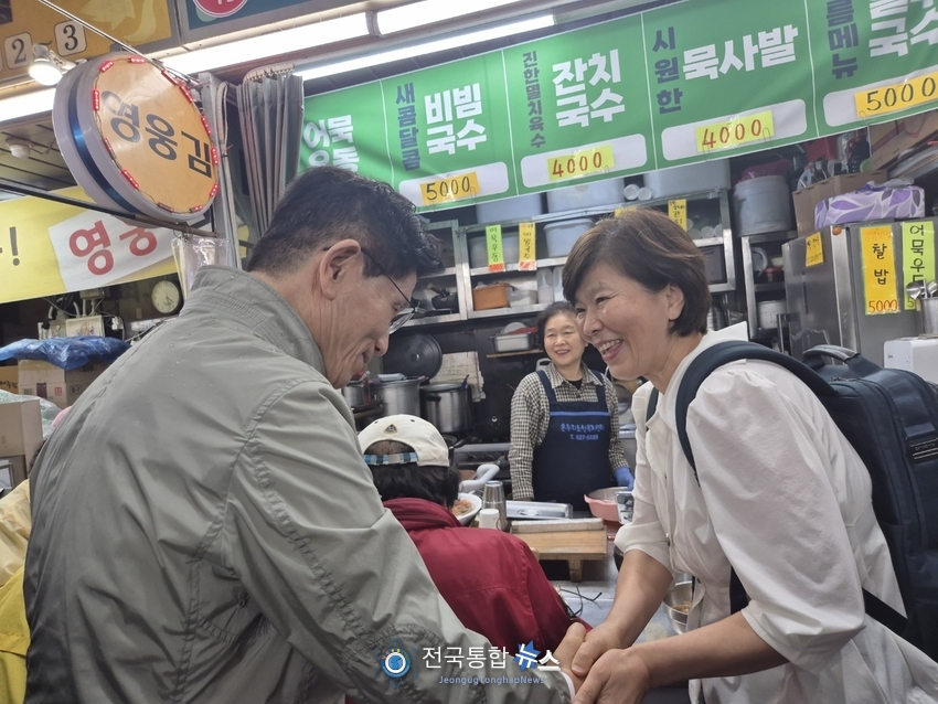 지나가는 시민이 김문수 후보를 발견하고 반가워 뛰어 오더니 기쁜 모습으로 악수를 하고 있다. / 김경옥 기자