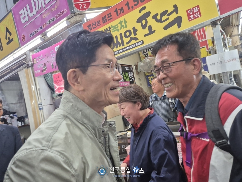 김문수 후보의 깜짝 방문으로 대전 중앙시장은 잔치집 같은 분위기를 맞았았다. / 김경옥 기자