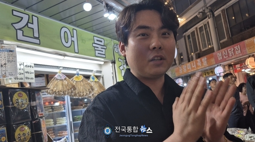 대전 중앙시장의 개인사업자인 젊은 상인이 중앙시장을 다녀간 대선 후보들은 당선되었었다는 인터뷰를 전국통합뉴스와 하고 있다. / 김경옥 기자