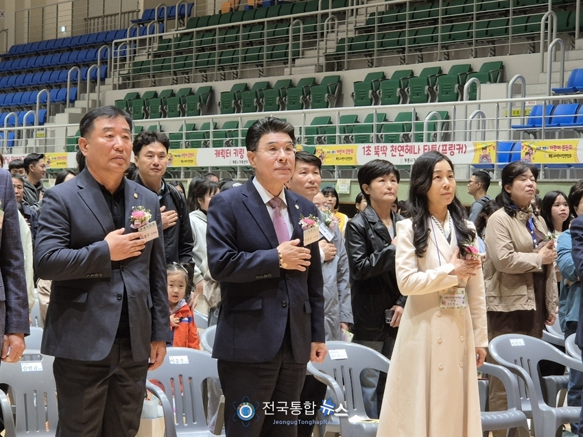 계룡시 의회 김범규의장, 계룡시 이응우 시장, 어린이집 연합회 조수경회장과 함께 국기에 대한 경례를 하고 있다. / 김경옥 기자