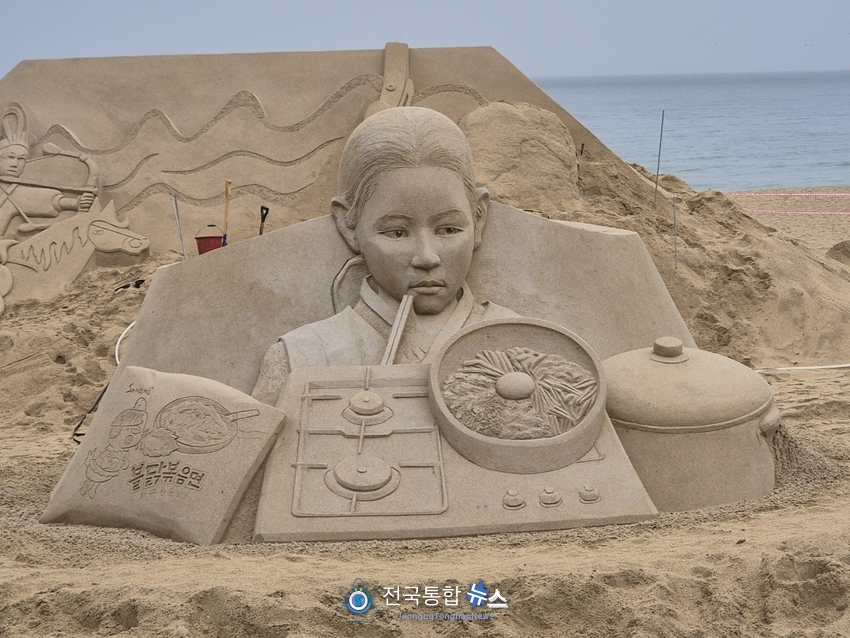 불닭볶음면이 모래 작품안에 / 김경옥 기자
