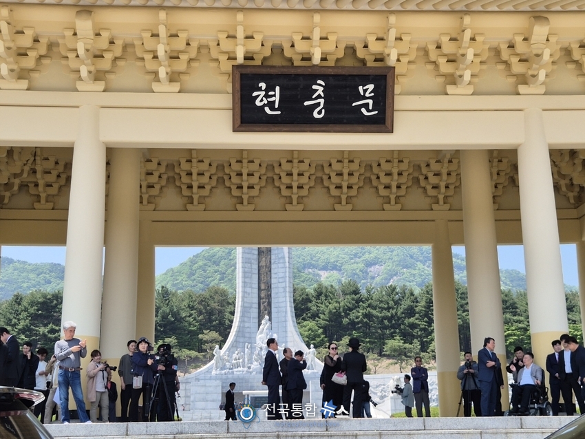 취재진들과 애국시민,관계자들이 국민의힘 김문수 대통령후보를 기다리고 있다 김경옥 기자