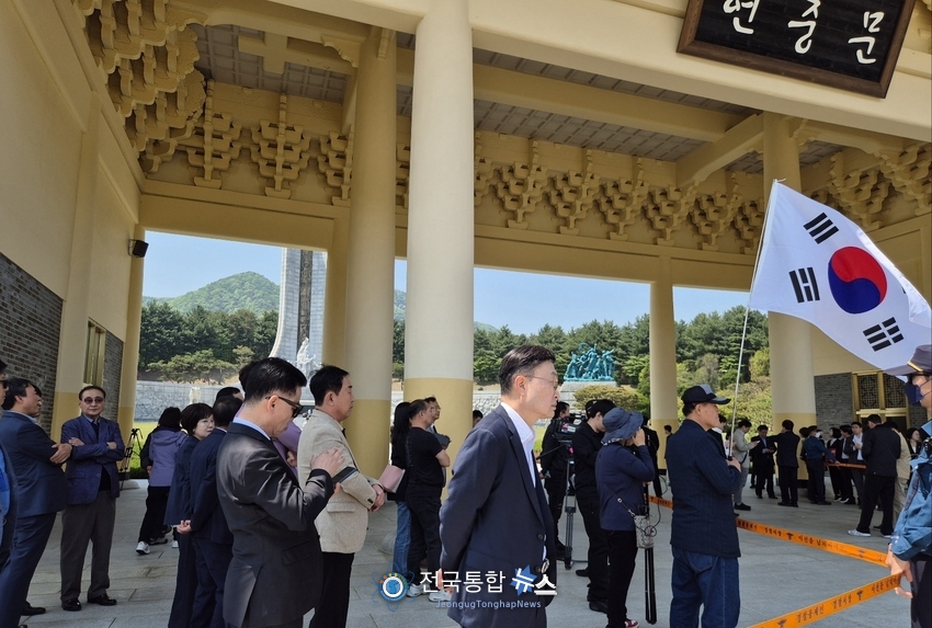 국립대전현충원의 참배를 위해 국민의힘 김문수 대통령 후보를 기다리고 있는 관계자들과 대전 시민애국자들 / 김경옥 기자