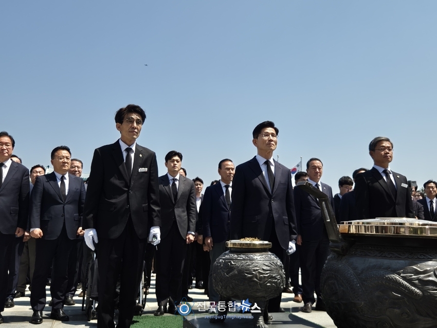 국립대전현충원의 현충탑에서 참배하는 국민의 힘 김문수후보와 수행원들 / 김경옥 기자