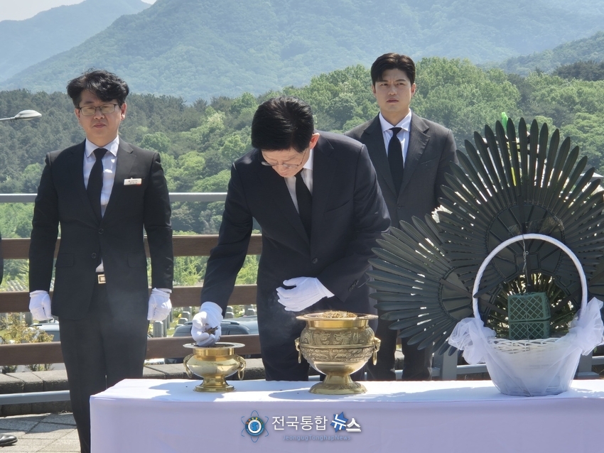 국립대전현충원의 연평도 포격전에서 희생한 전사자 묘역에서 분향하는 국민의 힘 김문수후보 / 김경옥 기자