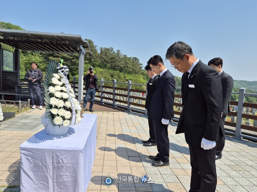 국립대전현충원의 연평도 포격전에서 희생한 전사자 묘역을 묵념하는 국민의 힘 김문수후보 / 김경옥 기자