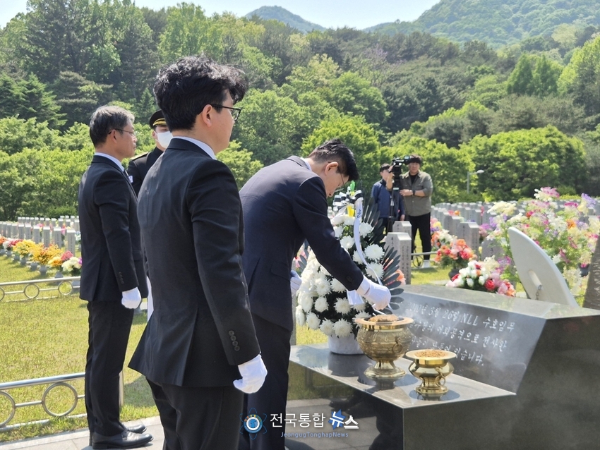 국립대전현충원의 서해수호 55용사들의 묘역에서 분향하고 있는 국민의 힘 김문수후보 / 김경옥 기자