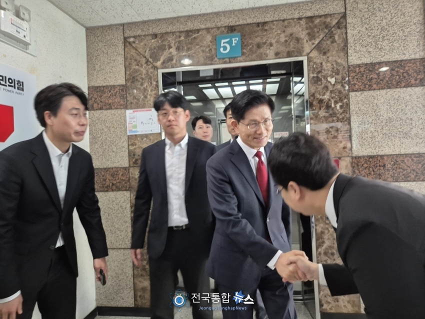 국립대전현충원의 참배를 마치고 대전시당 국민의힘 당사에 도착한 김문수 후보와 악수를 하고 있는 당원들 / 김경옥 기자