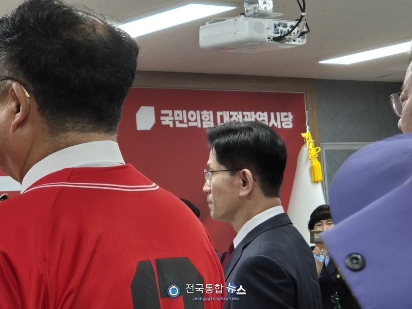 국민의힘 대전시당 당사에서 김문수 후보가 임명장을 수여하기 위해 준비하고 있다 / 김경옥 기자