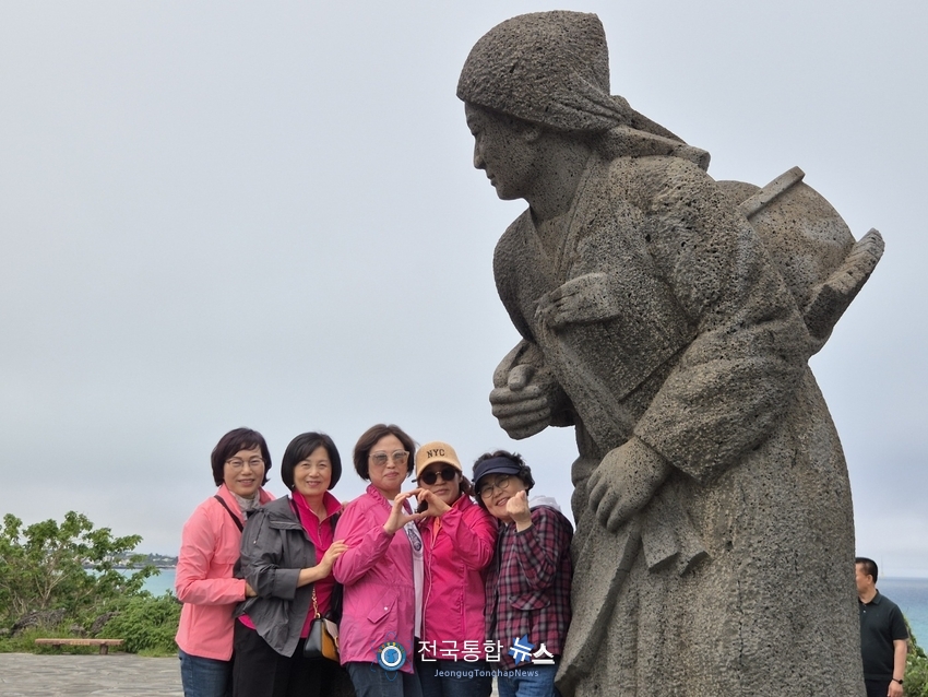 추억여행중인 관광객들이 아름다운 미소와 함께 사랑의 하트를 보이며 기념촬영을 하고 있다 / 김경옥 기자