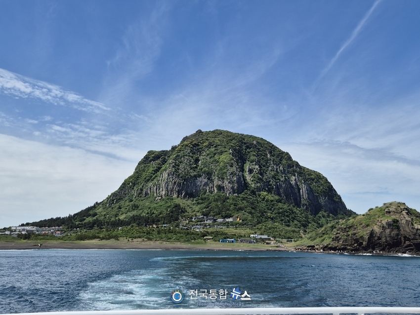 산방산의 절경이 아름다움의 자태를 뽐내고 있다 / 김경옥 기자