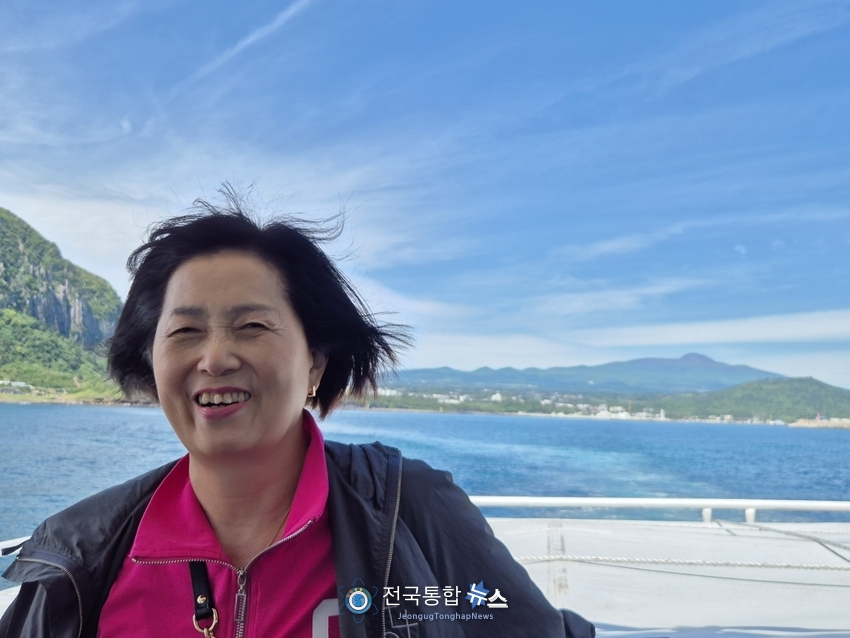 산방산 유람선위에서 함박웃음으로 즐거움을 안고 있는 관광객 / 김경옥 기자