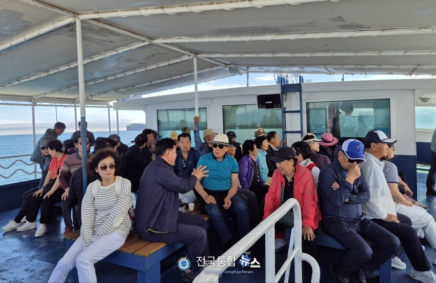 유람선 밖으로 나와 즐기고 있는 관광객들 / 김경옥 기자