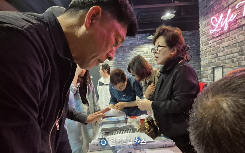 접수를 받고 있는 봉사자들과 접수하고 있는 관객들 / 김경옥 기자