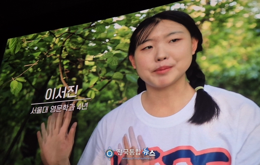 이영돈 PD와 인터뷰를 하고 있는 서울대 영문학과 이서진 학생 / 부정선거 신의 작품인가 영화 캡쳐
