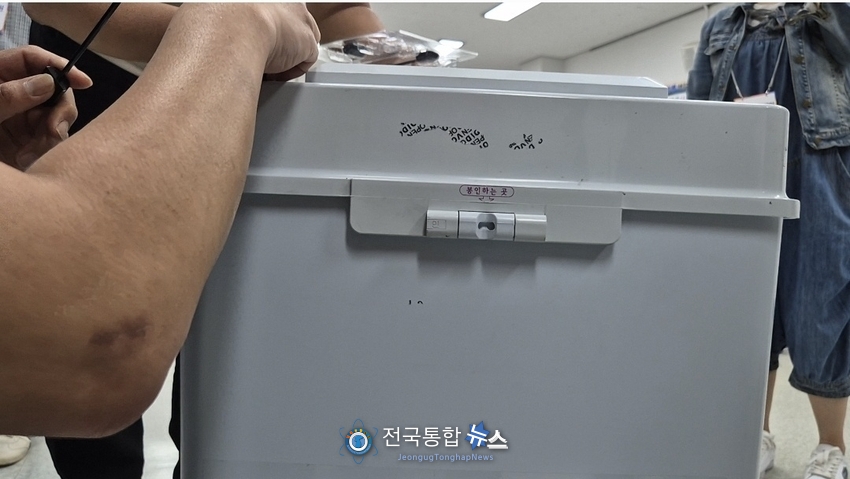 사전투표 2일차 투표전 잠금쇠 걸기전 관외 투표함 / 김경옥 기자