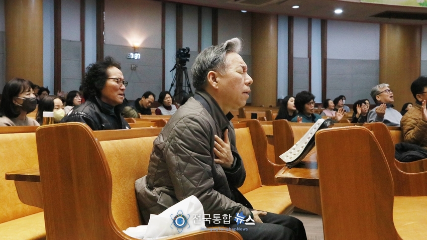 2025 신년 부흥대성회에서 기도하는 박희철 담임목사 모습. /전국통합뉴스=이승주 기자